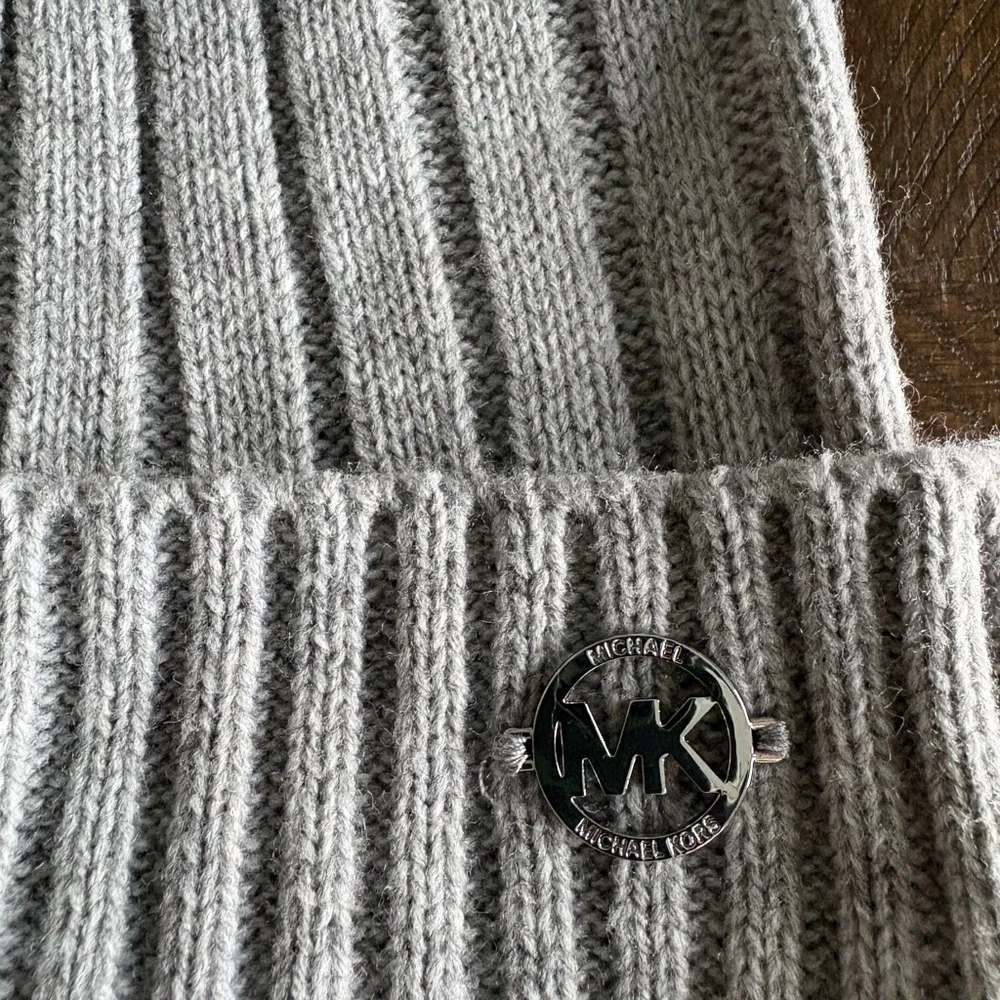 NWT Michael Kors Gray Silver Ribbed Hat Pom Beanie Warm Chic Ski‎ Snow